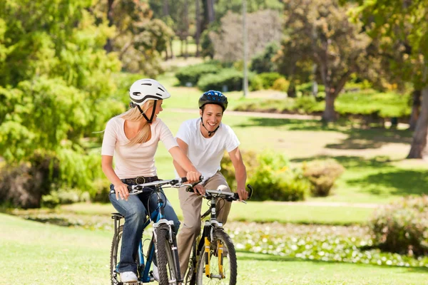 Pareja con sus bicicletas en el parque —  Fotos de Stock