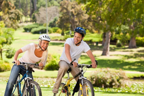 Koppel met hun fietsen in het park — Stockfoto