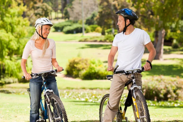 Couple avec leurs vélos dans le parc — Photo
