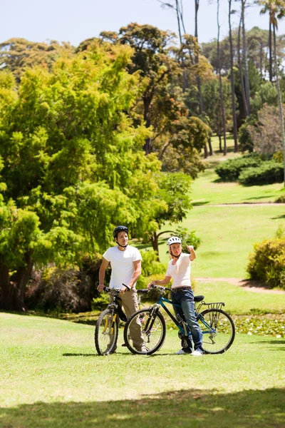 Пара с велосипедами в парке — стоковое фото