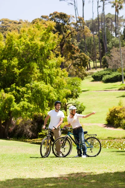 Pareja con sus bicicletas en el parque —  Fotos de Stock