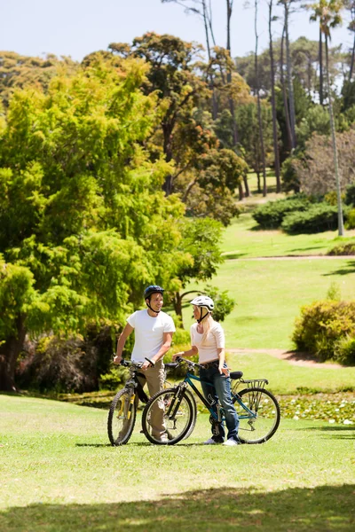 Ζευγάρι με τα ποδήλατά τους στο πάρκο — Φωτογραφία Αρχείου