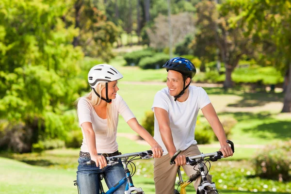 Para z ich rowery w parku — Zdjęcie stockowe