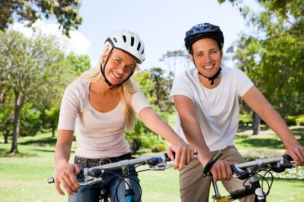 Par i parken med sina cyklar — Stockfoto