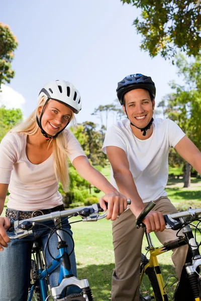 Paar in het park met hun fietsen — Stockfoto