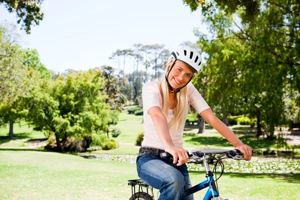 Женщина в парке на велосипеде — стоковое фото