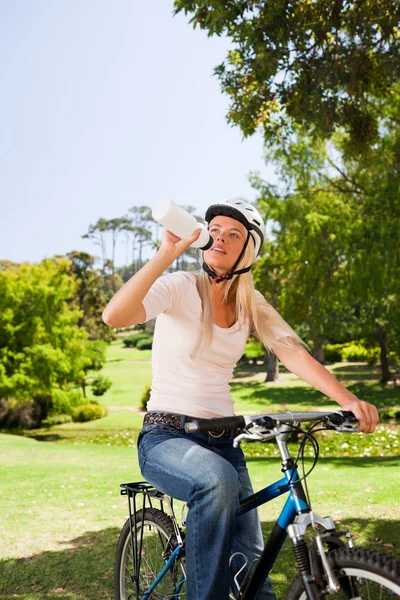 Γυναίκα στο πάρκο με ποδήλατο — Φωτογραφία Αρχείου