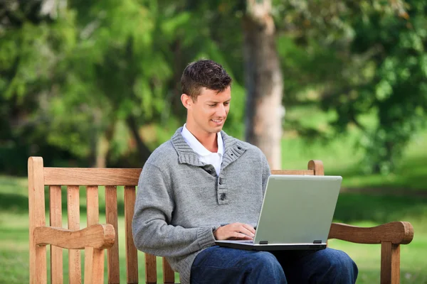 Geconcentreerde man aan het werk op zijn laptop — Stockfoto
