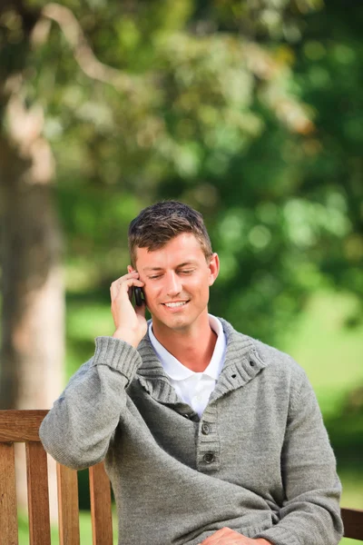 Man phoning on the bench — Stock Photo, Image