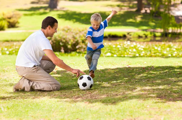Père jouant au football avec son fils — Photo