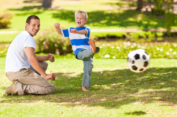 Pai jogando futebol com seu filho — Fotografia de Stock