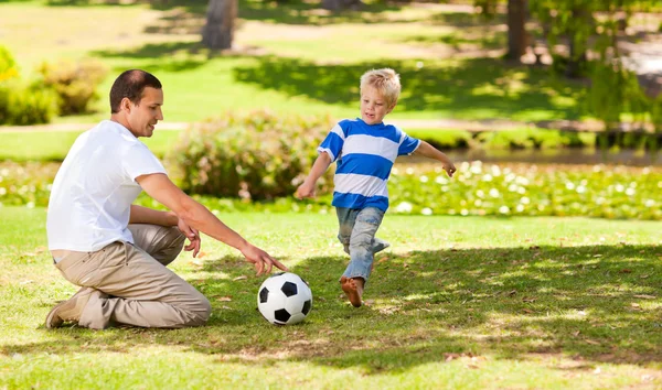 Padre jugando al fútbol con su hijo — Foto de Stock