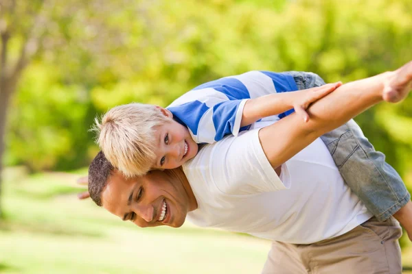 Son leker med sin far i parken — Stockfoto