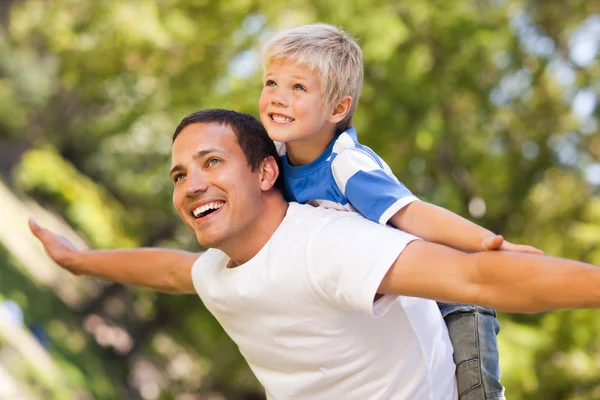 Сын играет со своим отцом в парке — стоковое фото