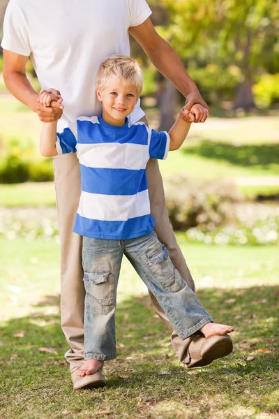 Сын играет со своим отцом в парке — стоковое фото