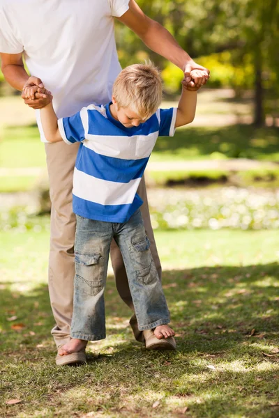 Padre jugando con su hijo en el parque — Foto de Stock