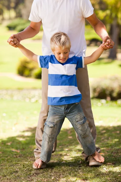 Padre che gioca con suo figlio nel parco — Foto Stock