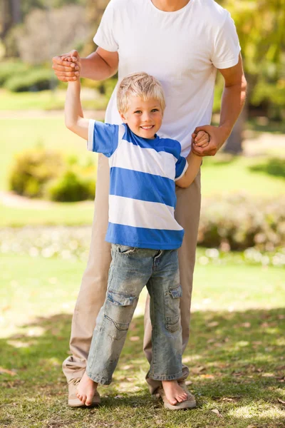 Ojciec bawiący się z synem w parku — Zdjęcie stockowe