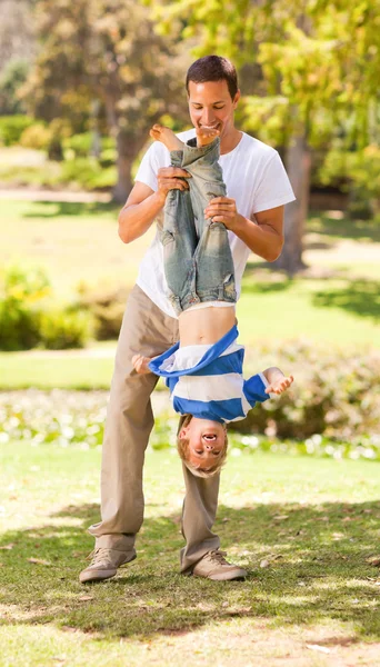 Padre che gioca con suo figlio nel parco — Foto Stock