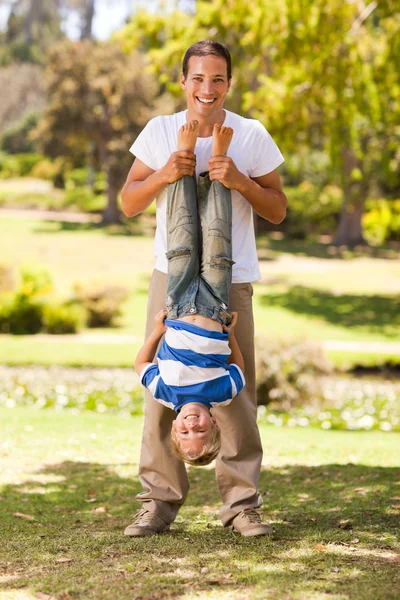 Отец играет со своим сыном в парке — стоковое фото
