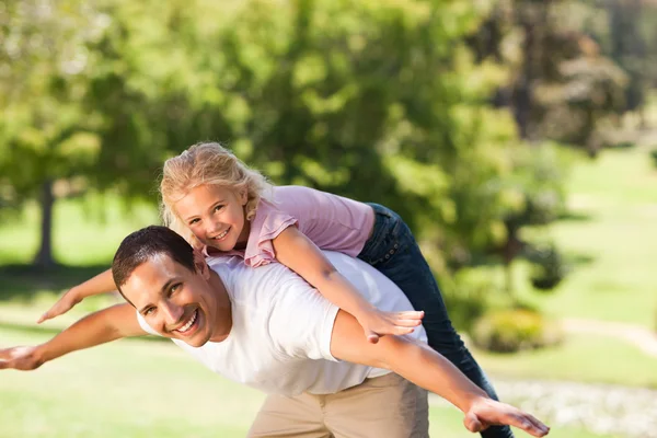 Mała dziewczynka bawiąca się z ojcem w parku — Zdjęcie stockowe