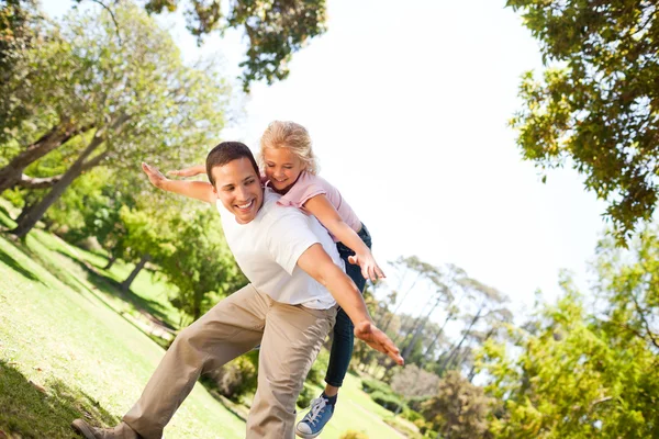 Liten flicka leker med sin far i parken — Stockfoto
