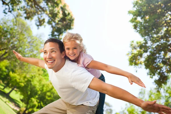 Vader spelen met zijn dochter in het park — Stockfoto