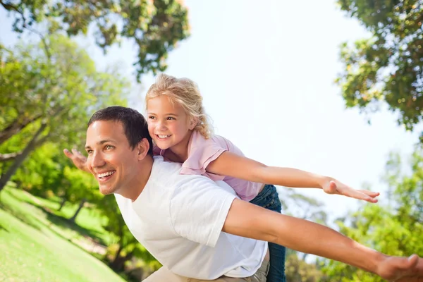 Baba ile kızı parkta oynarken — Stok fotoğraf