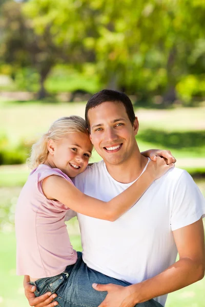 Padre con su hija en el parque —  Fotos de Stock