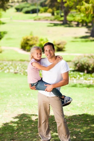 Père avec sa fille dans le parc — Photo
