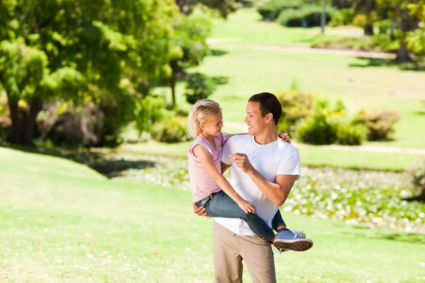 Отец с дочерью в парке — стоковое фото