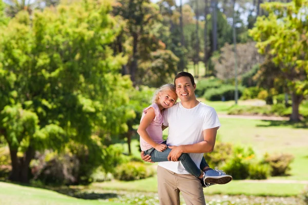 Father with her daughter in the park — Stock Photo, Image