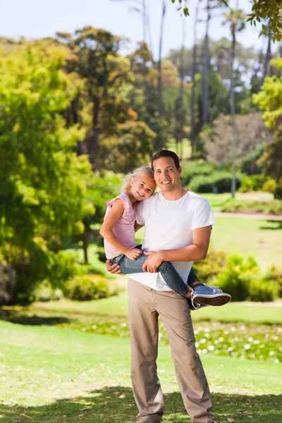 Far med sin dotter i parken — Stockfoto