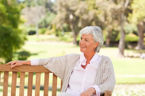 Starší žena na lavičce — Stock fotografie