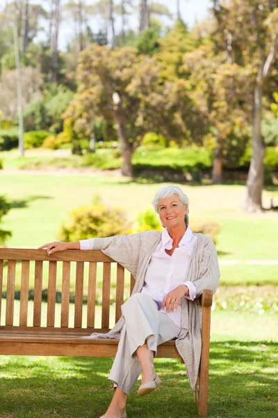 Femme âgée sur un banc — Photo