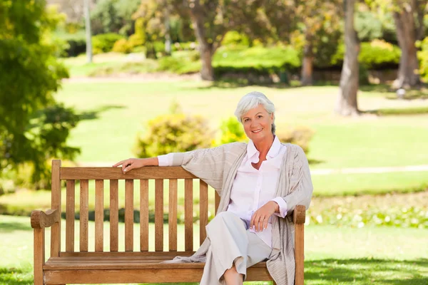 Oudere vrouw op een bank — Stockfoto
