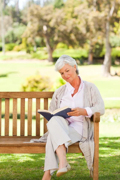 Donna in pensione che legge un libro — Foto Stock