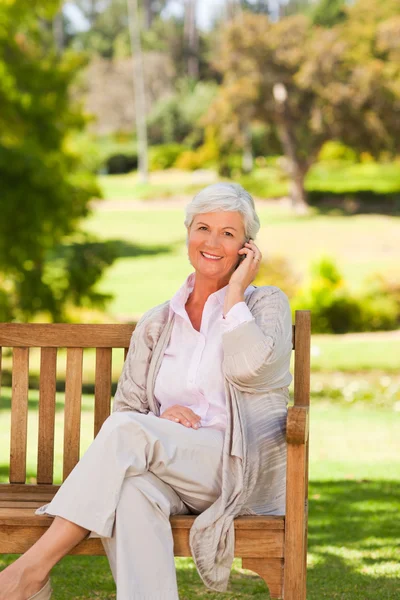 Elderly woman in the park — Stock Photo, Image