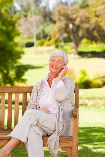 Oudere vrouw in het park — Stockfoto