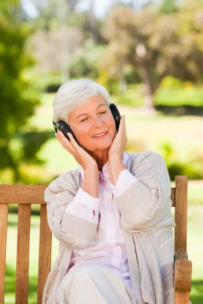 Starší žena poslouchá nějakou hudbu — Stock fotografie