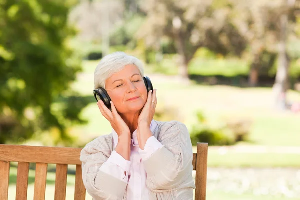 Femme âgée écoutant de la musique — Photo