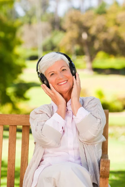 Senior vrouw luisteren naar wat muziek — Stockfoto