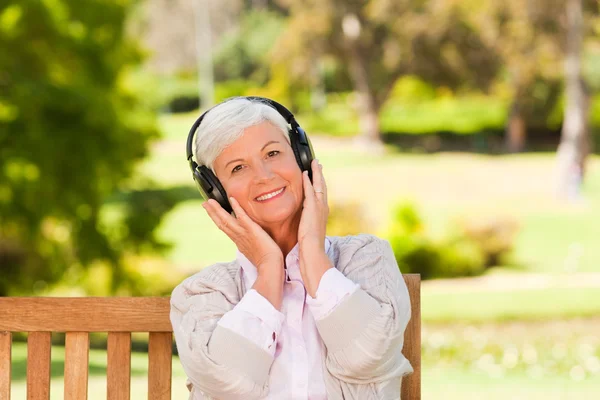 Senior kvinna lyssnar på lite musik — Stockfoto