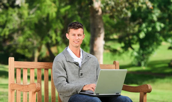 Homme concentré travaillant sur son ordinateur portable — Photo