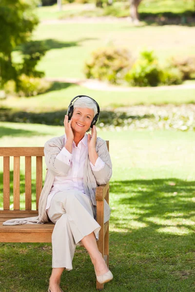 Biraz müzik dinleyen yaşlı bir kadın. — Stok fotoğraf