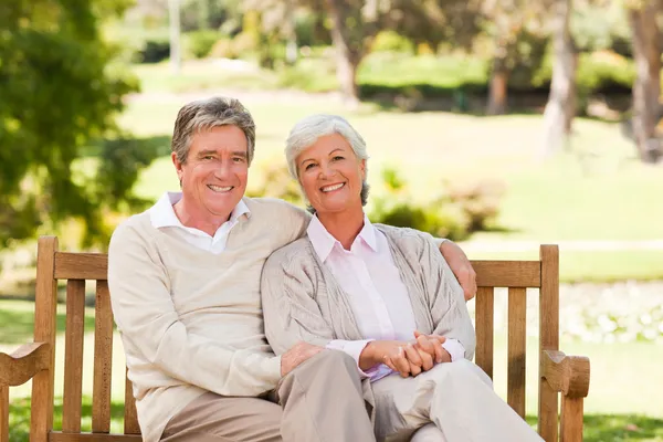 Seniorenpaar auf der Bank — Stockfoto