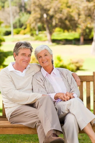Senior couple on the bench — Stock Photo, Image