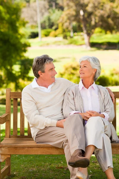 Äldre par på bänken — Stockfoto