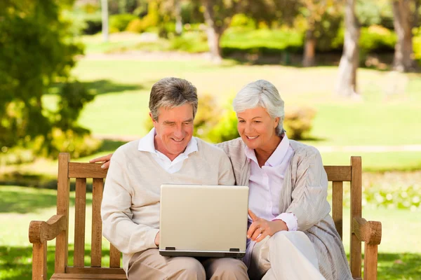 Par arbetar på sin laptop — Stockfoto