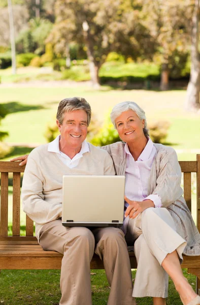 Par arbetar på sin laptop — Stockfoto